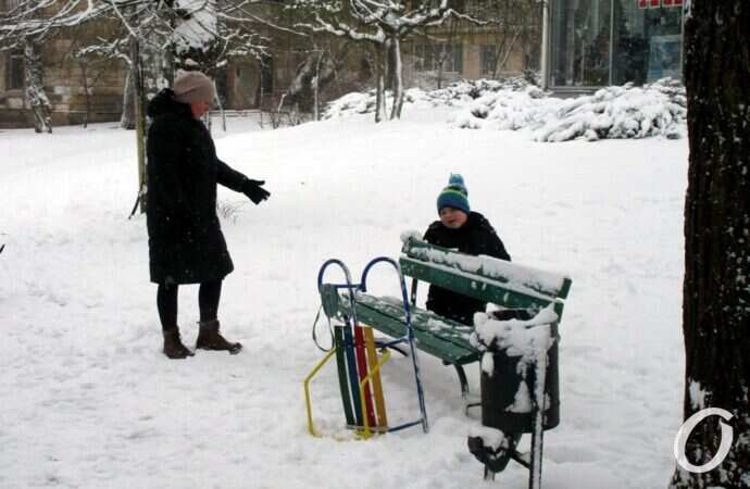 зима в центре Одессы, санки
