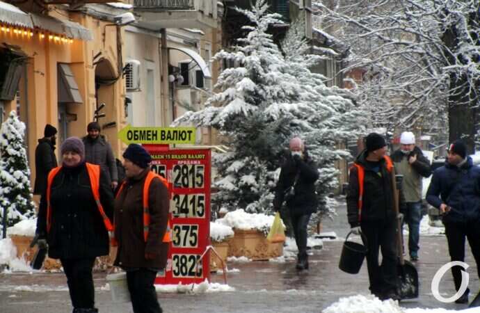 зима в центре Одессы, коммунальщики