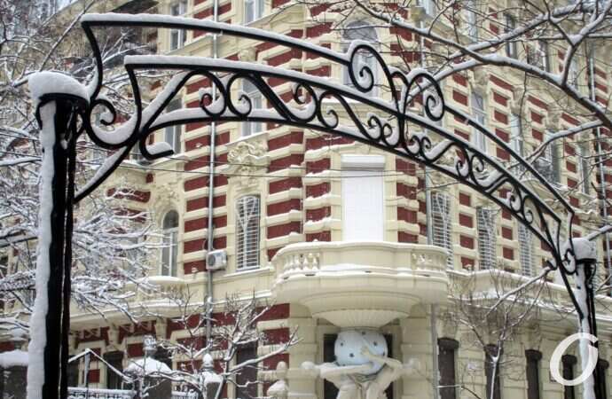 зима в центре Одессы, атланты