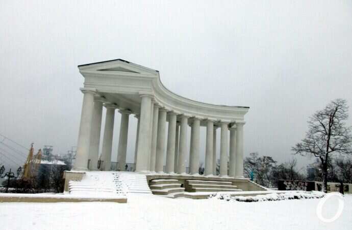зима в центре Одессы, колоннада