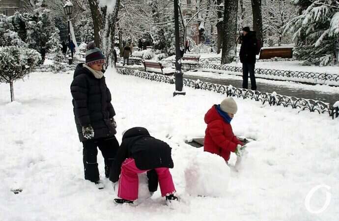 снеговик, дети лепят