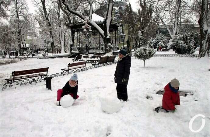 дети рады снегу