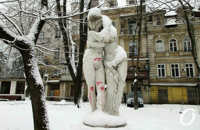 В одесском Пале-Рояле вандалы испоганили скульптуру «Эрот и Психея» (фото)