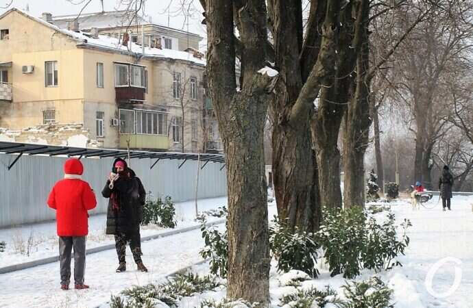 бульвар, люди гуляют