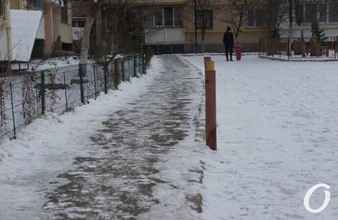 Чистка дорог, возле дома