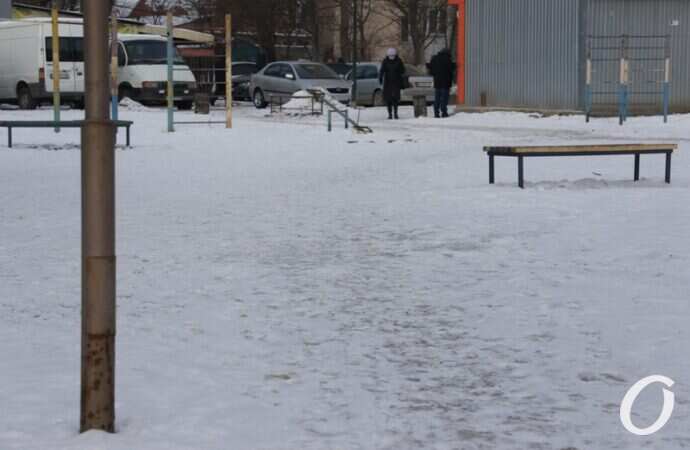 Чистка дорог, скамейка