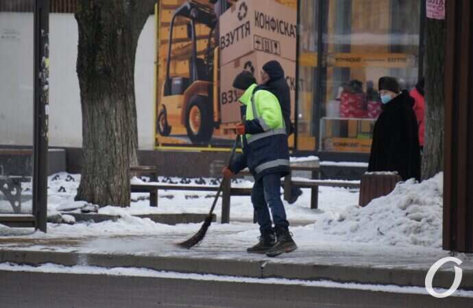 Чистка дорог, дворник с метлой