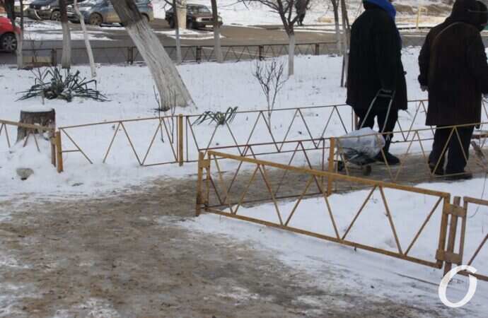 Чистка дорог, прохожие