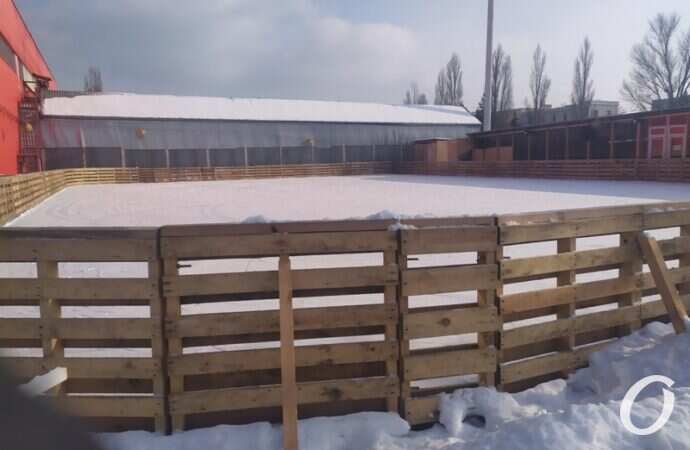 Каток на Таирова, бортик