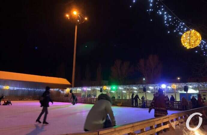 Каток на Таирова вечером