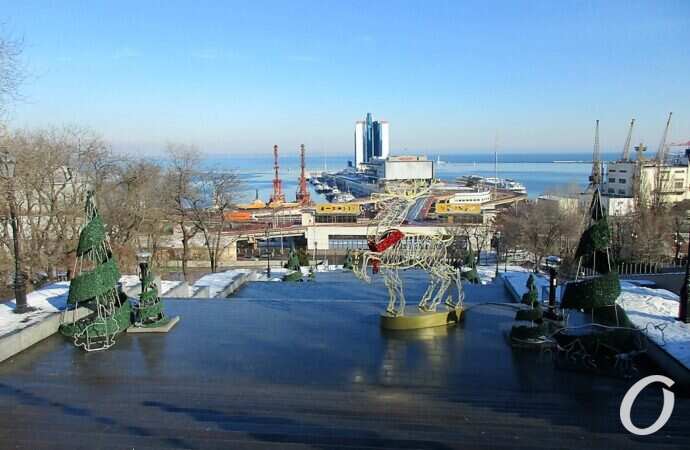 Демонтаж новогодних атрибутов, Потемкинская лестница