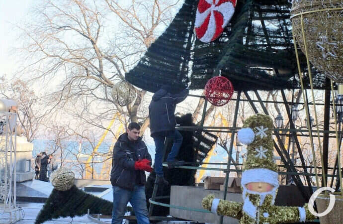 В Одессе прощаются с новогодним убранством и демонтируют елки (фото)