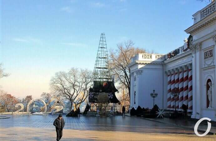 Демонтаж новогодних атрибутов, елка на Думской