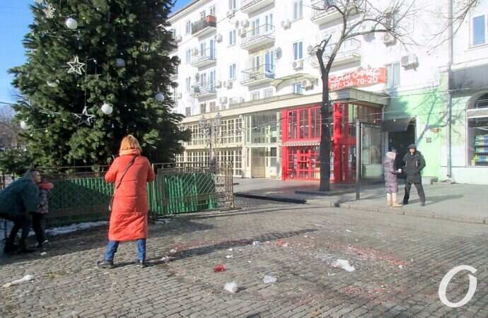 Демонтаж новогодних атрибутов, елка на Дерибасовской
