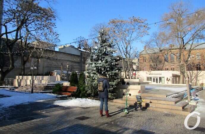Демонтаж новогодних атрибутов, елка в Горсаду