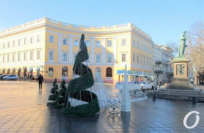 Демонтаж новогодних атрибутов, елочки