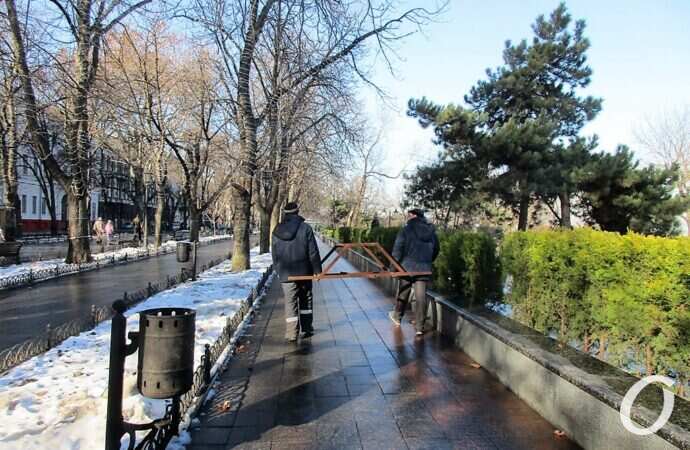 Демонтаж новогодних атрибутов, Приморский бульвар