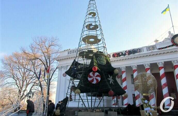 Демонтаж новогодних атрибутов, главная елка