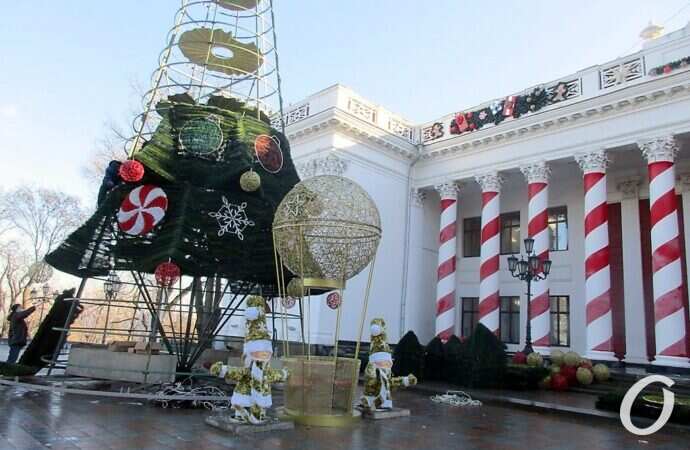 Демонтаж новогодних атрибутов, Думская площадь