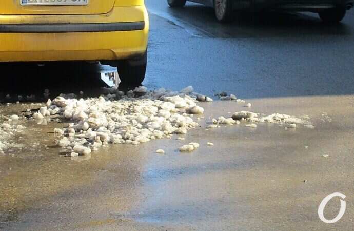 Оттепель в Одессе, снег на дороге