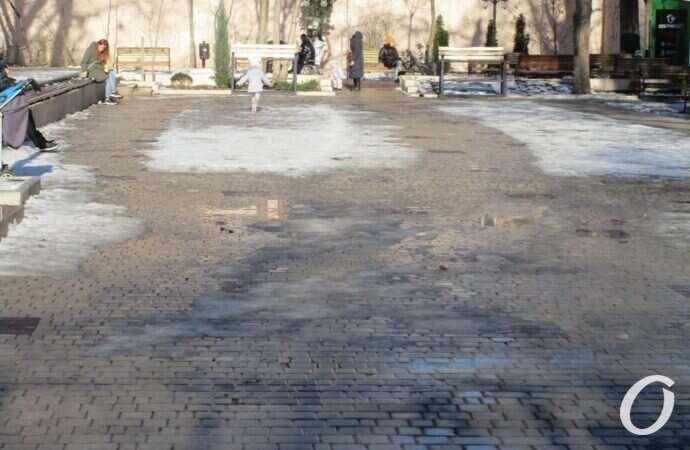 Оттепель в Одессе, остатки снега
