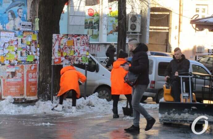 Оттепель в Одессе, уборка снега