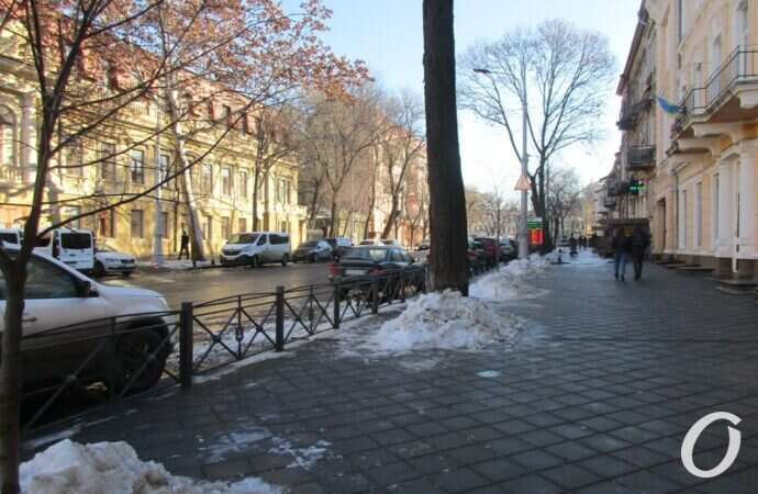 Оттепель в Одессе, тротуар, авто