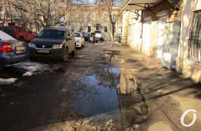 Оттепель в Одессе, лужа