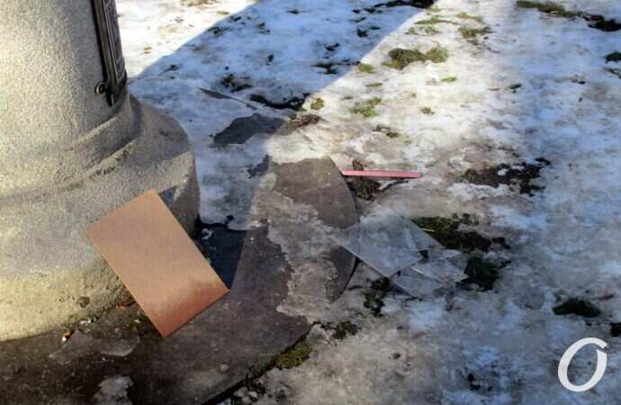 Табличка, у столба