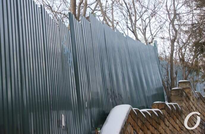 Стройка на Трассе здоровья, забор