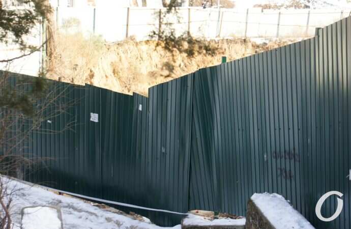 Стройка на Трассе здоровья, железный забор
