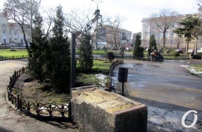 Сквер Пушкина, постамент