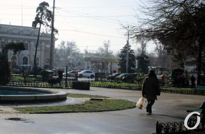 Сквер Пушкина, прохожий