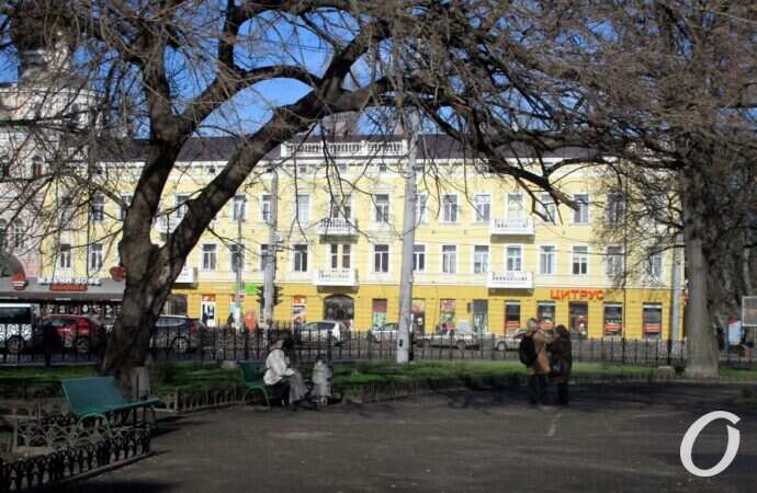 Сквер Пушкина, здание