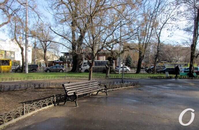 Сквер Пушкина, скамейка деревянная