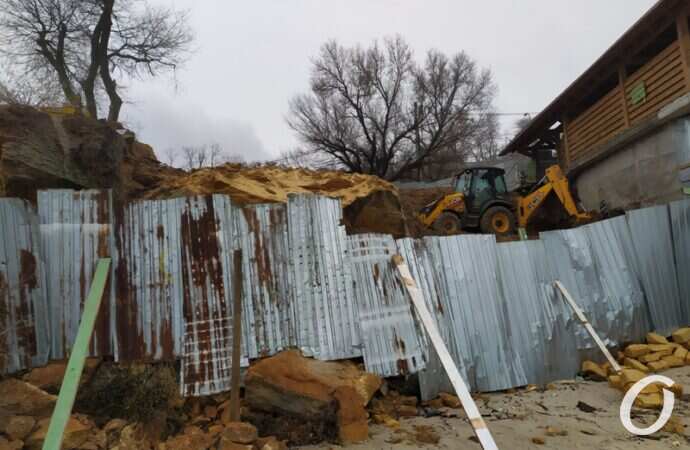 Аркадия, стройка, забор с подпорками