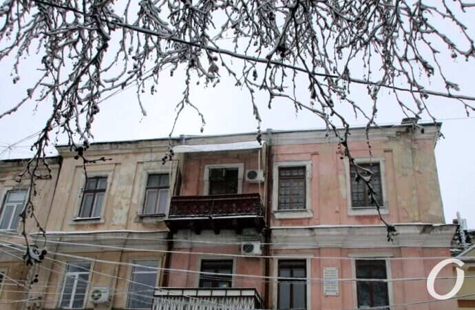 Одесские дворики зимой, окна, балкон