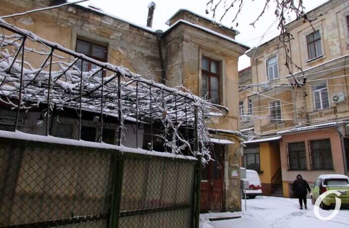 Одесские дворики зимой, авто, жилец