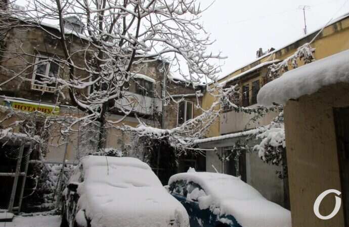 Одесские дворики зимой, вывеска Нотариус спряталась