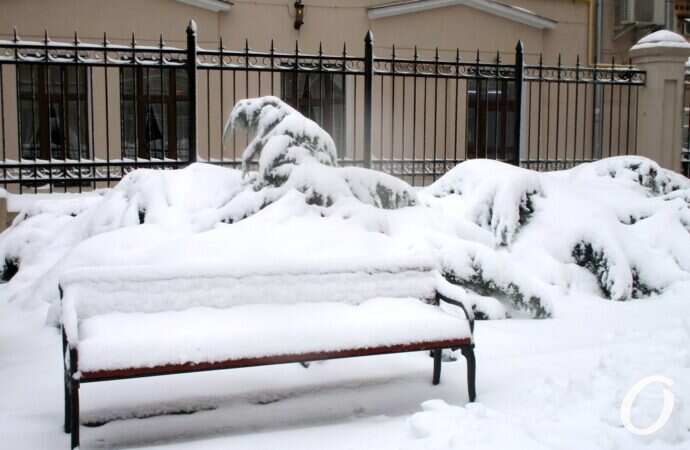 Одесские дворики зимой, скамейка