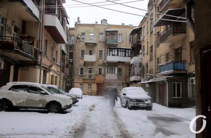 Одесские дворики зимой, проезд, авто