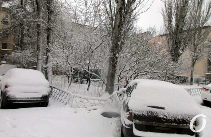 Одесские дворики зимой, машины в снегу