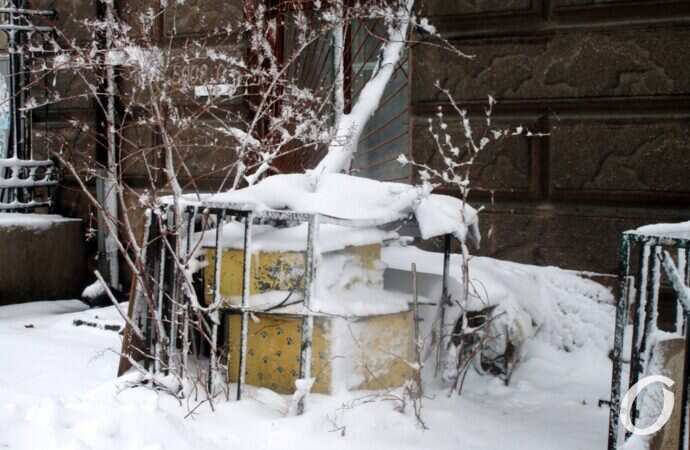 Одесские дворики зимой, коробки