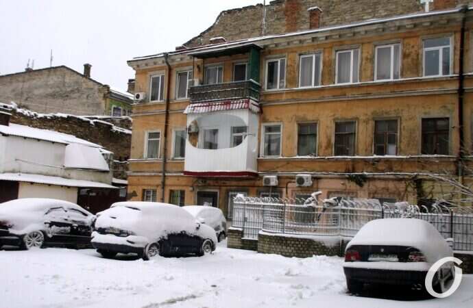 Одесские дворики зимой, машины