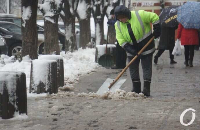 Таирова, снег, коммунальщик с лопатой