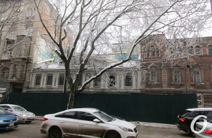 Два исторических одесских здания за забором: все только начинается (фото)