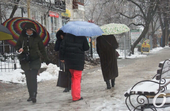 Одесситы массово «вооружились» зонтиками (фото)