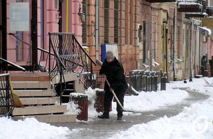 снег в Одессе, уборщица
