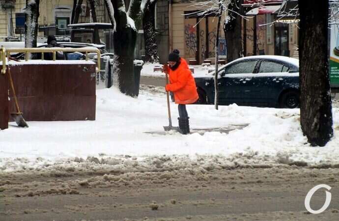 снег в Одессе, коммунальщик