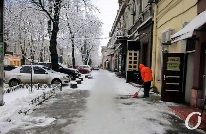 снег в Одессе, оранжевый жилет